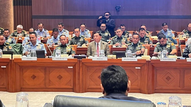 Rapat tertutup Komisi I DPR RI bersama Menhan Sjafrie dan Panglima TNI Agus Subiyanto membahas stabilitas Papua serta arah baru pertahanan nasional.