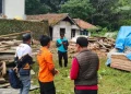 Petugas melakukan pengecekan rumah warga yang ambruk dampak cuaca ekstrem di Desa Hujungtiwu, Kecamatan Panjalu, Kabupaten Ciamis, Jawa Barat, Sabtu (15/11/2025). ANTARA/HO-BPBD Ciamis