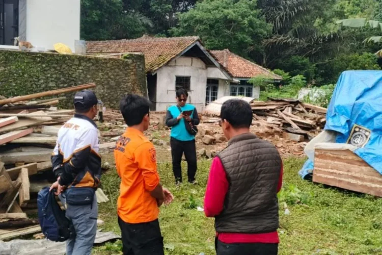 Petugas melakukan pengecekan rumah warga yang ambruk dampak cuaca ekstrem di Desa Hujungtiwu, Kecamatan Panjalu, Kabupaten Ciamis, Jawa Barat, Sabtu (15/11/2025). ANTARA/HO-BPBD Ciamis