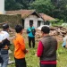 Petugas melakukan pengecekan rumah warga yang ambruk dampak cuaca ekstrem di Desa Hujungtiwu, Kecamatan Panjalu, Kabupaten Ciamis, Jawa Barat, Sabtu (15/11/2025). ANTARA/HO-BPBD Ciamis