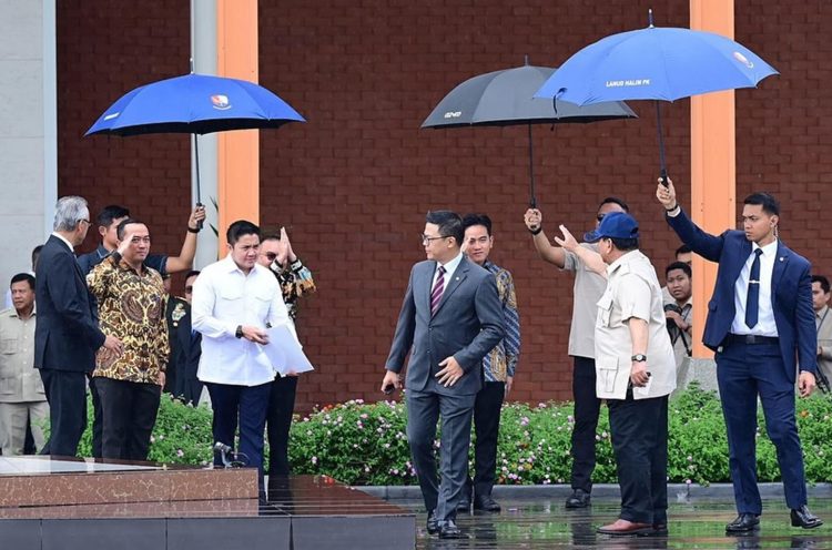 Presiden Prabowo Subianto bertolak menuju Sydney, Australia, usai memimpin rapat terbatas di Pangkalan TNI AU Halim Perdanakusuma, Jakarta, Selasa (11/11/2025). (dok. BPMI Setpres)