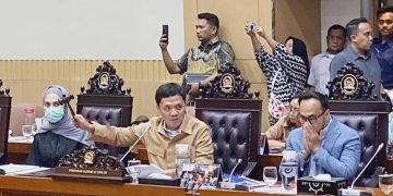 Ketua Komisi III DPR RI Habiburokhman rapat pleno RUU KUHAP bersama pemerintah