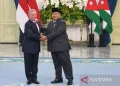 Presiden Prabowo Subianto (kanan) dan Raja Kerajaan Yordania Hasyimiah Abdullah II Ibnu Al Hussein (kiri) berjabat tangan dalam kunjungan kenegaraan di Istana Merdeka, Jakarta, Jumat (14/11/2025). Kunjungan Raja Yordania tersebut dalam rangka memperkuat hubungan bilateral dan kerja sama strategis antara Indonesia dan Yordania. ANTARA FOTO/Galih Pradipta/app/bar/pri.