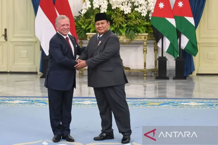 Presiden Prabowo Subianto (kanan) dan Raja Kerajaan Yordania Hasyimiah Abdullah II Ibnu Al Hussein (kiri) berjabat tangan dalam kunjungan kenegaraan di Istana Merdeka, Jakarta, Jumat (14/11/2025). Kunjungan Raja Yordania tersebut dalam rangka memperkuat hubungan bilateral dan kerja sama strategis antara Indonesia dan Yordania. ANTARA FOTO/Galih Pradipta/app/bar/pri.