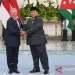 Presiden Prabowo Subianto (kanan) dan Raja Kerajaan Yordania Hasyimiah Abdullah II Ibnu Al Hussein (kiri) berjabat tangan dalam kunjungan kenegaraan di Istana Merdeka, Jakarta, Jumat (14/11/2025). Kunjungan Raja Yordania tersebut dalam rangka memperkuat hubungan bilateral dan kerja sama strategis antara Indonesia dan Yordania. ANTARA FOTO/Galih Pradipta/app/bar/pri.