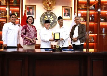 Caption:
Menteri Sosial Saifullah Yusuf dan Menteri P2MI Mukhtarudin menandatangani Nota Kesepahaman tentang penguatan kurikulum Sekolah Rakyat sebagai bekal calon pekerja migran di Jakarta, Senin (3/11/2025).Kemensos