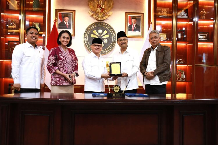 Caption:
Menteri Sosial Saifullah Yusuf dan Menteri P2MI Mukhtarudin menandatangani Nota Kesepahaman tentang penguatan kurikulum Sekolah Rakyat sebagai bekal calon pekerja migran di Jakarta, Senin (3/11/2025).Kemensos