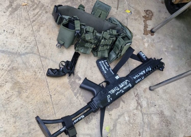 Polisi temukan dua senjata rakitan bertuliskan “Welcome to Hell” di lokasi ledakan masjid Kodamar, Kelapa Gading. (Foto:Istimewa)