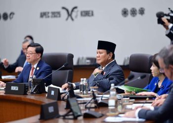 Presiden Prabowo Subianto tengah menyimak pemaparan pada KTT APEC di Korea Selatan, Jumat (31/10/2025) (Foto: Tim Media Presiden Prabowo)