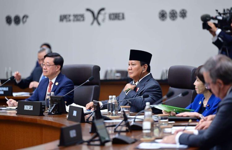 Presiden Prabowo Subianto tengah menyimak pemaparan pada KTT APEC di Korea Selatan, Jumat (31/10/2025) (Foto: Tim Media Presiden Prabowo)