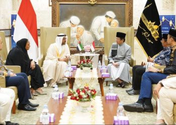 Menag Nasaruddin Umar (kanan) menerima kunjungan Duta Besar UEA untuk Indonesia Abdulla Salem Al Dhaheri (kiri), di Masjid Istiqlal, Jakarta, Jumat (31/10/2025) (Foto: Kemenag/Fauzan Dhani)