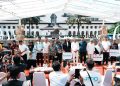 Menteri Koordinator Bidang Pembangunan Manusia dan Kebudayaan Pratikno, Menteri Kebudayaan Fadli Zon dan Gubernur Jawa Barat Dedi Mulyadi saat memberikan santunan jaminan kesehatan kepada para pelaku budaya di Jawa Barat, Pelataran Gedung Sate, Bandung, Jawa Barat, Jumat (7/11/2025) (Foto: Dokumentasi/Kementerian Kebudayaan)