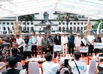 Menteri Koordinator Bidang Pembangunan Manusia dan Kebudayaan Pratikno, Menteri Kebudayaan Fadli Zon dan Gubernur Jawa Barat Dedi Mulyadi saat memberikan santunan jaminan kesehatan kepada para pelaku budaya di Jawa Barat, Pelataran Gedung Sate, Bandung, Jawa Barat, Jumat (7/11/2025) (Foto: Dokumentasi/Kementerian Kebudayaan)