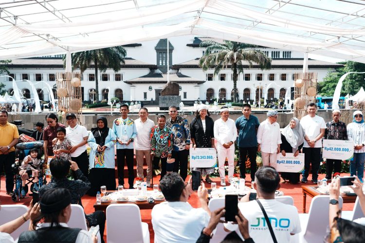 Menteri Koordinator Bidang Pembangunan Manusia dan Kebudayaan Pratikno, Menteri Kebudayaan Fadli Zon dan Gubernur Jawa Barat Dedi Mulyadi saat memberikan santunan jaminan kesehatan kepada para pelaku budaya di Jawa Barat, Pelataran Gedung Sate, Bandung, Jawa Barat, Jumat (7/11/2025) (Foto: Dokumentasi/Kementerian Kebudayaan)