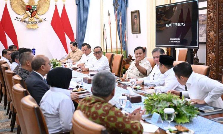 Presiden Prabowo Subianto menggelar rapat terbatas dengan sejumlah Menteri Kabinet Merah Putih di Istana Merdeka, Rabu (5/11/2025) (Foto: Sekretariat Kabinet)
