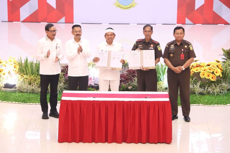 Penadatangan kerjasama Pemprov Jabar dengan Kejati Jabar dalam implementasi pidana sosial di Bekasi, Selasa (4/11/2025) (Foto: Humas Pemkab Bekasi)