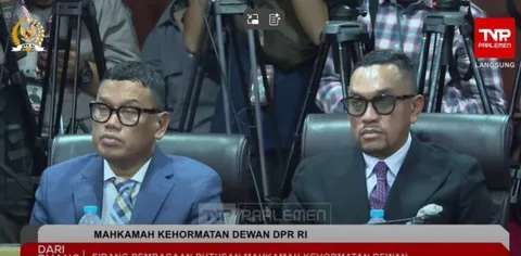 MKD DPR Putuskan Ahmad Sahroni (kanan) diputuskn melanggar Kode Etik. Politisi NasDem itu isanksi Nonaktif selama 6 Bulan oleh hakim MKD DPR RI, Senayan, Jakarta, Rabu (5/11/2025) (Foto: Youtube DPR)