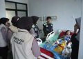 Tim pemulihan psikologis Polres Situbondo, saat mengunjungi korban atap asrama pesantren ambruk dirawat di RSUD Besuki, Jumat (31/10/2025) (Foto: Polres Situbondo)