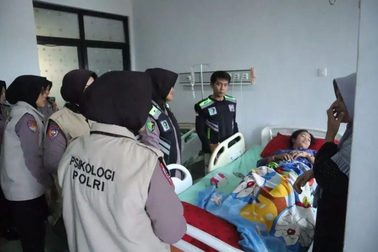 Tim pemulihan psikologis Polres Situbondo, saat mengunjungi korban atap asrama pesantren ambruk dirawat di RSUD Besuki, Jumat (31/10/2025) (Foto: Polres Situbondo)