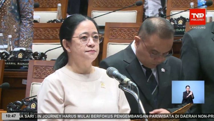 Ketua DPR RI, Puan Maharani saat memimpin pembacaan sumpah Anggota DPR RI, Fauqi Hafidexo melalui mekanisme Pergantian Antar Waktu (PAW), di Kompleks Parlemen Senayan, Jakarta, Selasa (4/11/2025) (Foto: tangkapan layar YouTube TV Parlemen)
