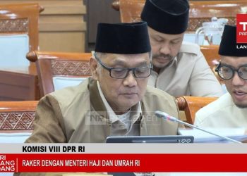 Menteri Haji dan Umrah, Mochamad Irfan Yusuf (kiri) bersama Wakil Menteri Haji dan Umrah, Dahnil Anzar Simanjuntak, saat rapat kerja dengan Komisi VIII DPR RI di Kompleks Parlemen, Jakarta, Rabu (5/11/2025) (Foto: YouTube TV Parlemen)