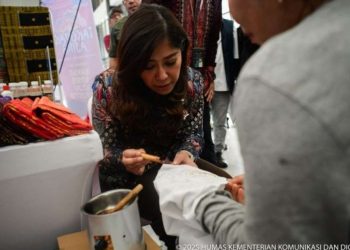 Menteri Komunikasi dan Digital Meutya Hafid di sela-sela acara Pengembangan Kapasitas Usaha (PKU) Akbar bertema “Digital Kuat, Ekonomi Meningkat, Ibu-Ibu Mekaar Pahlawan Keluarga Hebat” di Kabupaten Deli Serdang, Sumatra Utara, Sabtu (8/11/2025) (Foto: Kemkomdigi)