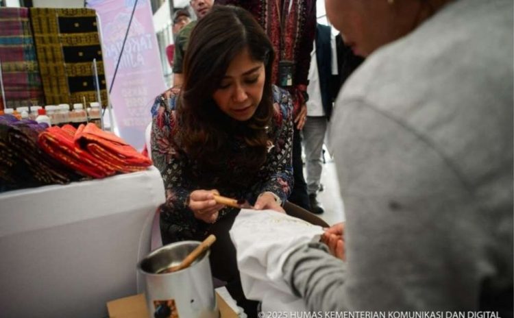 Menteri Komunikasi dan Digital Meutya Hafid di sela-sela acara Pengembangan Kapasitas Usaha (PKU) Akbar bertema “Digital Kuat, Ekonomi Meningkat, Ibu-Ibu Mekaar Pahlawan Keluarga Hebat” di Kabupaten Deli Serdang, Sumatra Utara, Sabtu (8/11/2025) (Foto: Kemkomdigi)