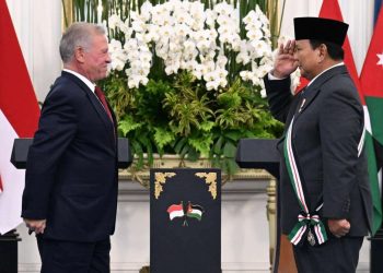 Presiden Prabowo Subianto memberi hormat kepada Raja Abdullah II bin Al Hussein dari Yordania, di Istana Merdeka, Jumat (14/11/2025). (Foto: Biro Pers Setpres)