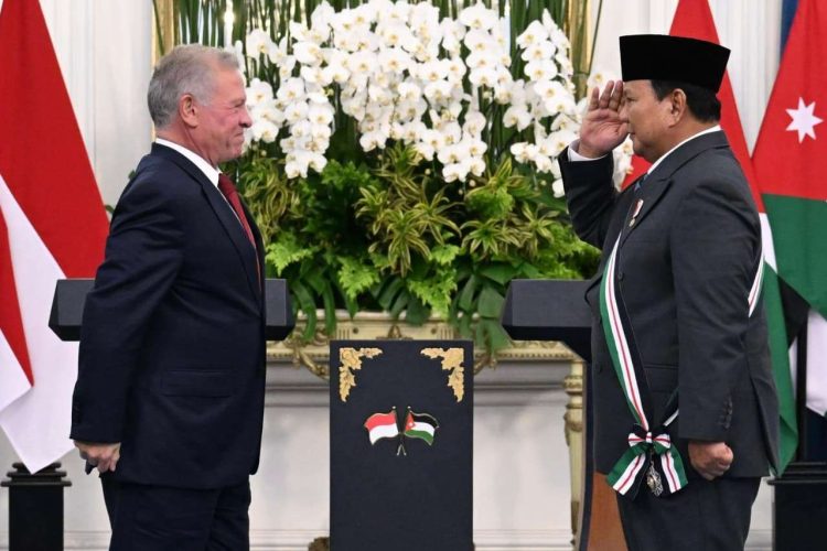 Presiden Prabowo Subianto memberi hormat kepada Raja Abdullah II bin Al Hussein dari Yordania, di Istana Merdeka, Jumat (14/11/2025). (Foto: Biro Pers Setpres)