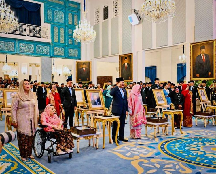 Presiden Republik Indonesia Prabowo Subianto menganugerahkan gelar Pahlawan Nasional kepada sepuluh tokoh dari berbagai daerah dalam sebuah upacara khidmat yang digelar di Istana Negara, Jakarta, pada Senin (10/11/2025) (Foto: BPMI Setpres)