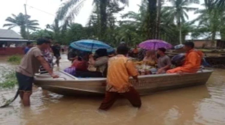 Sebuah perahu mengangkut warga korban bencana banjir dan longsor di Aceh, Sumatra Utara dan Sumatra Barat (Foto: BNPB)