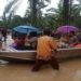 Sebuah perahu mengangkut warga korban bencana banjir dan longsor di Aceh, Sumatra Utara dan Sumatra Barat (Foto: BNPB)