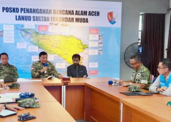 Menteri Pertahanan, Sjafrie Sjamsoeddin (kedua dari kiri) bersama Panglima TNI, Jenderal TNI Agus Subiyanto (kiri), Gubernur Aceh, Muzakir Manaf (tengah), Panglima Komando Daerah Militer Iskandar Muda, Mayor Jenderal TNI Joko Hadi Susilo (kedua dari kanan), dan Direktur Utama PLN, Darmawan Prasodjo (kanan) berkoordinasi terkait penanganan bencana alam di Aceh (29/11).