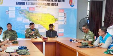 Menteri Pertahanan, Sjafrie Sjamsoeddin (kedua dari kiri) bersama Panglima TNI, Jenderal TNI Agus Subiyanto (kiri), Gubernur Aceh, Muzakir Manaf (tengah), Panglima Komando Daerah Militer Iskandar Muda, Mayor Jenderal TNI Joko Hadi Susilo (kedua dari kanan), dan Direktur Utama PLN, Darmawan Prasodjo (kanan) berkoordinasi terkait penanganan bencana alam di Aceh (29/11).