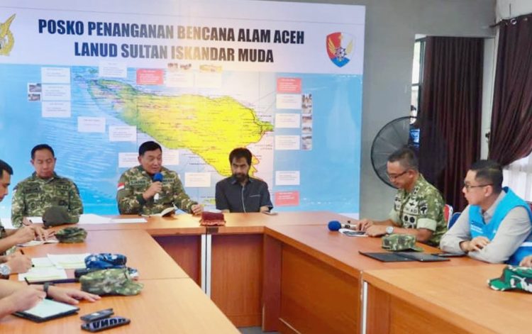 Menteri Pertahanan, Sjafrie Sjamsoeddin (kedua dari kiri) bersama Panglima TNI, Jenderal TNI Agus Subiyanto (kiri), Gubernur Aceh, Muzakir Manaf (tengah), Panglima Komando Daerah Militer Iskandar Muda, Mayor Jenderal TNI Joko Hadi Susilo (kedua dari kanan), dan Direktur Utama PLN, Darmawan Prasodjo (kanan) berkoordinasi terkait penanganan bencana alam di Aceh (29/11).
