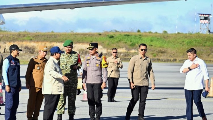 Presiden Prabowo Subianto tiba di Kabupaten Tapanuli Tengah, Provinsi Sumatra Utara, pada Senin, 1 Desember 2025, untuk meninjau langsung penanganan dampak banjir