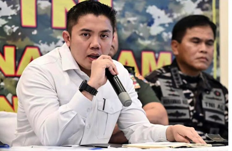 Sekretaris Kabinet Teddy Indra Wijaya menyampaikan dalam keterangan pers di Posko Nasional Penanggulangan Bencana di Halim Perdanakusuma, Jakarta, pada Rabu, 3 Desember 2025.