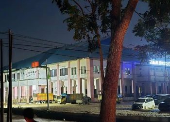 Suasana posko pengungsian utama di Tamiang Sport Center kembali menyala pada Kamis (4/12) setelah adanya pasokan listrik dari jaringan PLN.