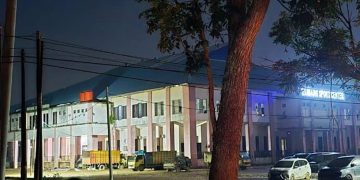 Suasana posko pengungsian utama di Tamiang Sport Center kembali menyala pada Kamis (4/12) setelah adanya pasokan listrik dari jaringan PLN.