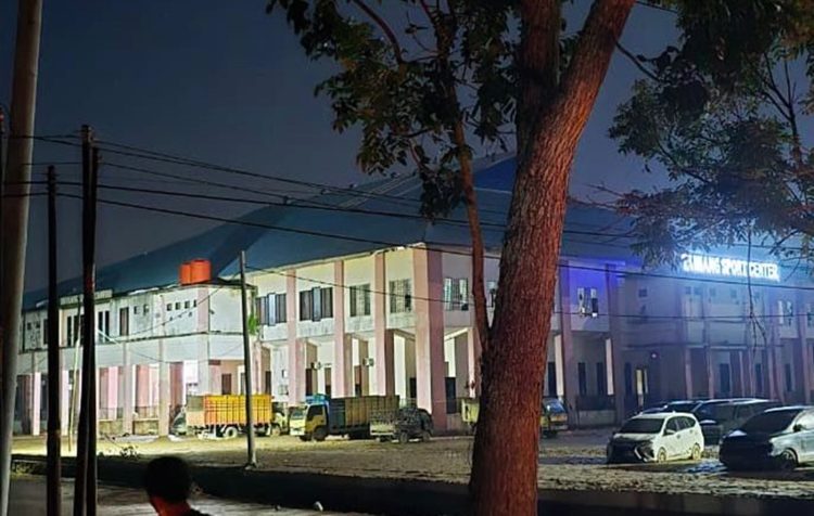 Suasana posko pengungsian utama di Tamiang Sport Center kembali menyala pada Kamis (4/12) setelah adanya pasokan listrik dari jaringan PLN.