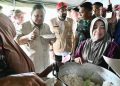 Presiden Prabowo Subianto turut mencicipi menu makan siang yang disiapkan untuk para pengungsi yakni nasi dan ikan tongkol di tenda pengungsian korban bencana di Kabupaten Bireuen, Provinsi Aceh, pada Minggu, 7 Desember 2025