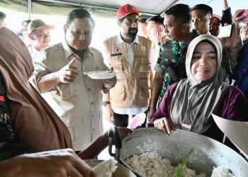 Presiden Prabowo Subianto turut mencicipi menu makan siang yang disiapkan untuk para pengungsi yakni nasi dan ikan tongkol di tenda pengungsian korban bencana di Kabupaten Bireuen, Provinsi Aceh, pada Minggu, 7 Desember 2025
