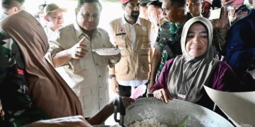 Presiden Prabowo Subianto turut mencicipi menu makan siang yang disiapkan untuk para pengungsi yakni nasi dan ikan tongkol di tenda pengungsian korban bencana di Kabupaten Bireuen, Provinsi Aceh, pada Minggu, 7 Desember 2025