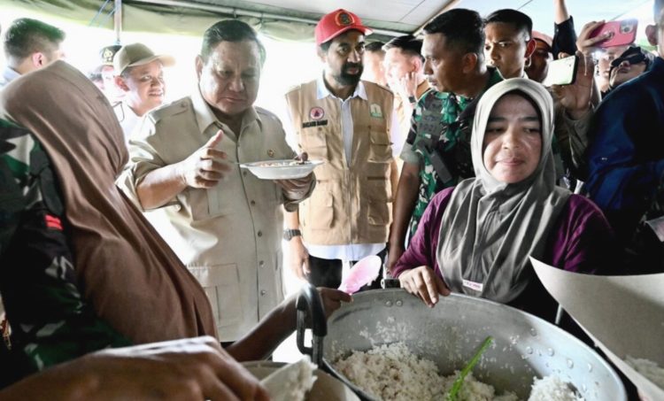 Presiden Prabowo Subianto turut mencicipi menu makan siang yang disiapkan untuk para pengungsi yakni nasi dan ikan tongkol di tenda pengungsian korban bencana di Kabupaten Bireuen, Provinsi Aceh, pada Minggu, 7 Desember 2025