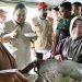 Presiden Prabowo Subianto turut mencicipi menu makan siang yang disiapkan untuk para pengungsi yakni nasi dan ikan tongkol di tenda pengungsian korban bencana di Kabupaten Bireuen, Provinsi Aceh, pada Minggu, 7 Desember 2025