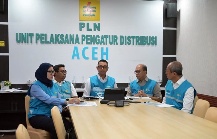 Direktur Utama PLN, Darmawan Prasodjo (tengah) didampingi oleh Direktur Manajemen Proyek dan EBT PLN, Suroso Isnandar (kedua dari kanan), Direktur Distribusi PLN, Arsyadany G Akmalaputri (kiri), Direktur Transmisi dan Perencanaan Sistem PLN, Edwin Nugraha Putra (kanan) dan General Manager PLN UIW Aceh, Eddi Saputra (kedua dari kiri) dalam agenda Laporan dan Rapat Koordinasi bersama Menteri ESDM yang digelar secara daring di Banda Aceh pada Selasa (9/12).