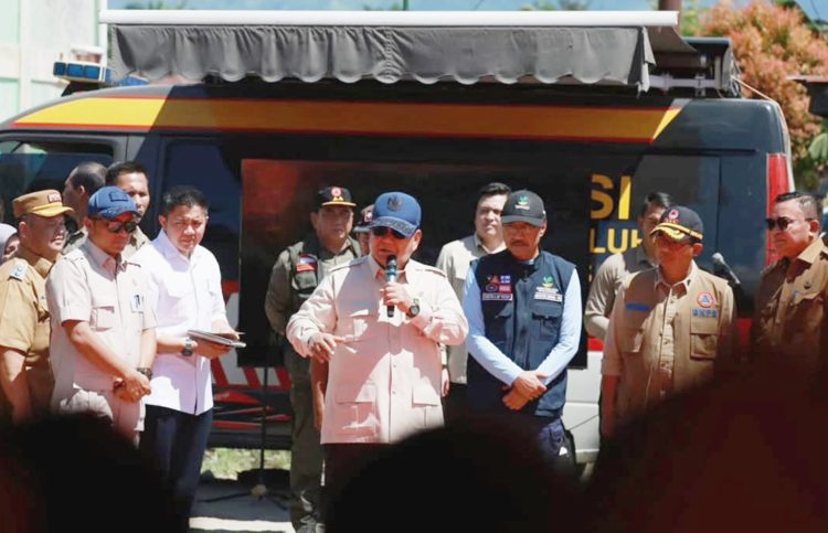Presiden Prabowo Subianto memberikan keterangan saat meninjau lokasi terdampak banjir di Kutacane, Kabupaten Aceh Tenggara, pada Senin, 1 Desember 2025.
