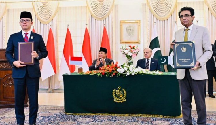 Prosesi Pertuaran dan Kesepakatan Kerjasama Indonesia-Pakistan di kediaman resmi PM Pakistan Shehbaz Sharif, Islamabad, Selasa (9/12/2025), dan disaksikan langsung Presiden Republik Indonesia Prabowo Subianto serta PM Shehbaz