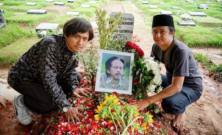 Qodrat Pratama Putra dan Damar Rizal Marzuki Putra Putra dari Alm. Epy Kusnandar di TPU Jeruk Purut (dok Ist Kabariku)