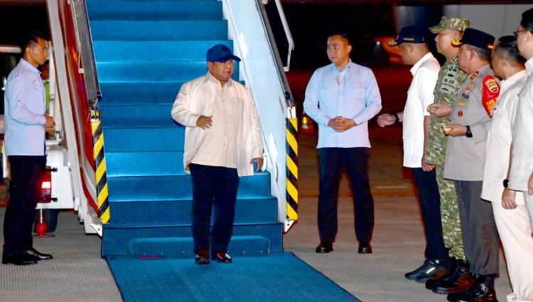 Presiden Prabowo Subianto tiba di Bandar Udara Internasional Kualanamu, Kabupaten Deli Serdang, Provinsi Sumatra Utara pada Jumat, 12 Desember 2025, usai menyelesaikan rangkaian kunjungan kenegaraan ke Pakistan dan Federasi Rusia.